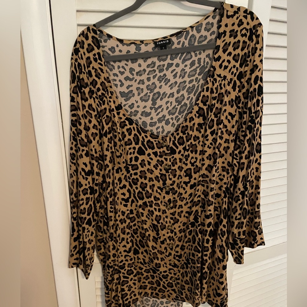 New without tag, scoop neck leopard print top